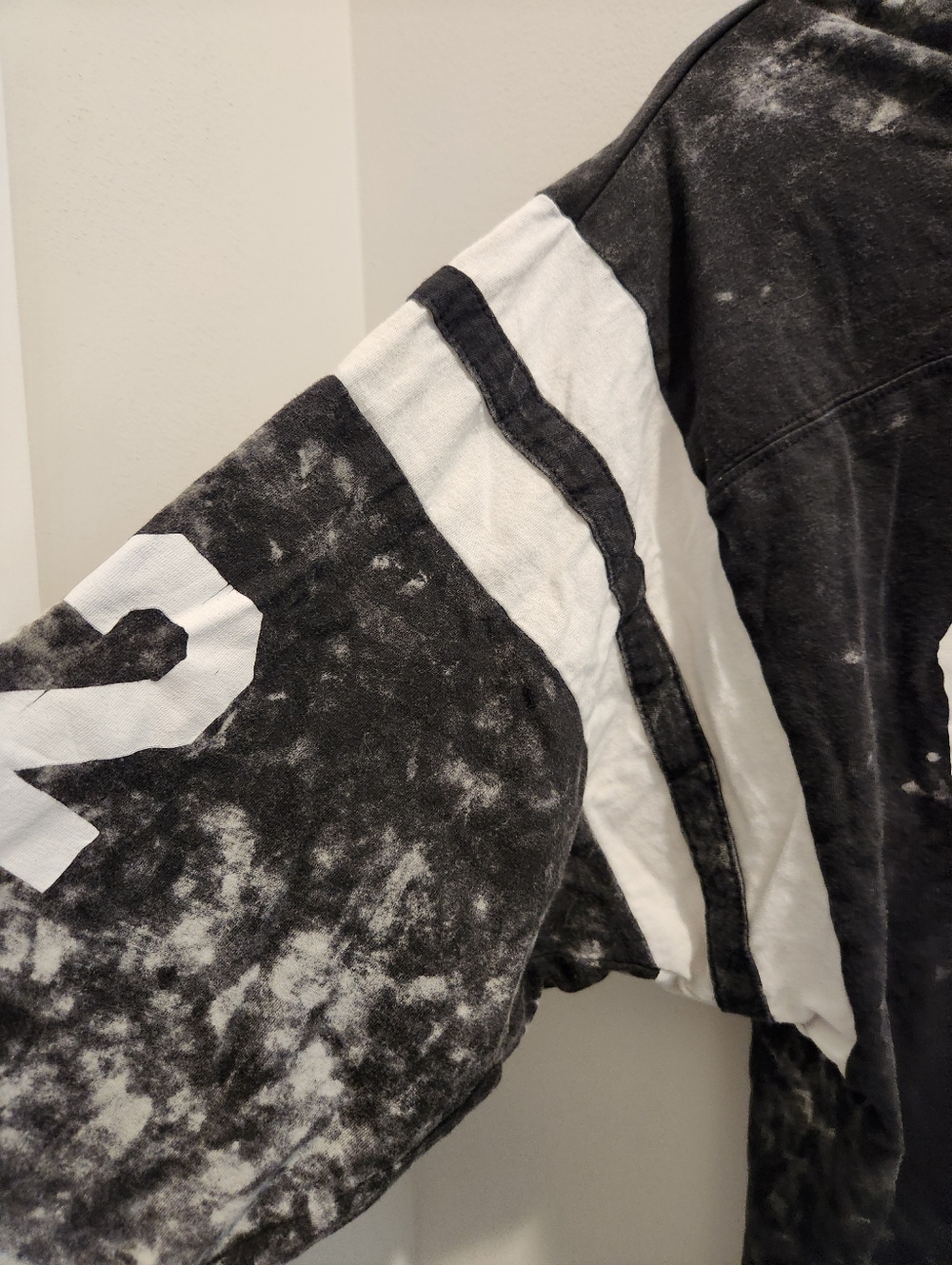 90s Grunge Acid Washed Black Graphic Jersey Style Cotton Tee with White '22' - Picture 5 of 8